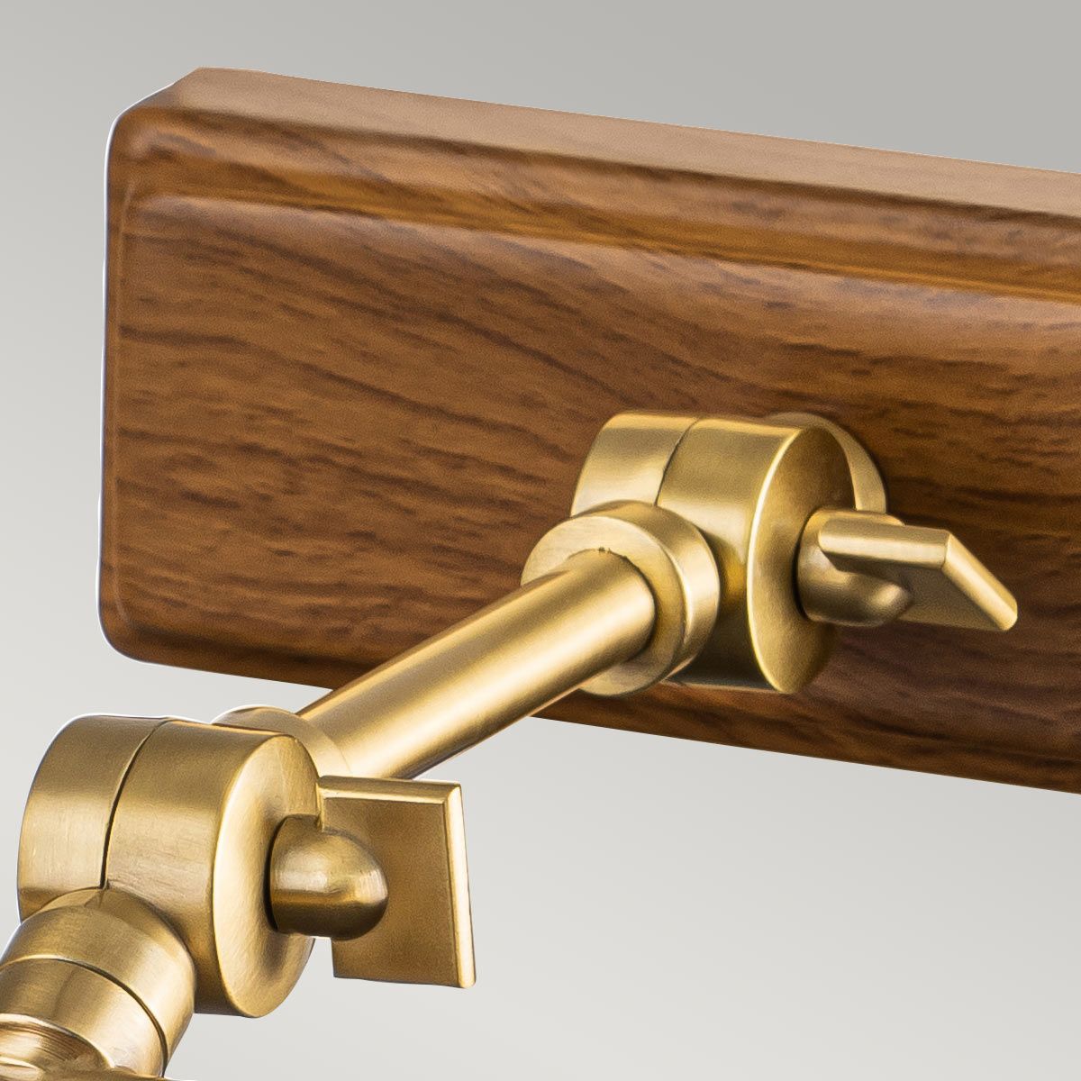 Winchfield 2lt Medium Picture Light 2